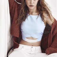 Melisa Senolsun Sexy Photos Collection