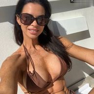 Kim Lawless Sexy And Sizzling Photos Showing Off Her Fit Body
