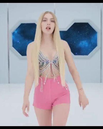 Aleyna Tilki seksi ifşa fotoğrafı 32 — Aleyna Tilki Retrograde (2021)