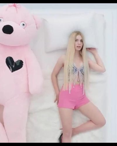 Aleyna Tilki seksi ifşa fotoğrafı 35 — Aleyna Tilki Retrograde (2021)