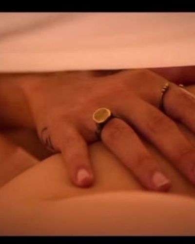 Aslı Enver seksi ifşa fotoğrafı 14 — Tam Bir Centilmen (2024)