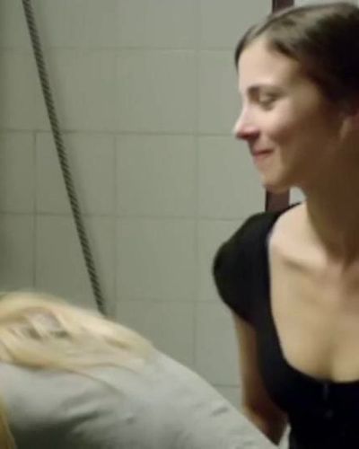 Ayşe Tezel seksi ifşa fotoğrafı 32 — Am Himmel Der Tag (2012)