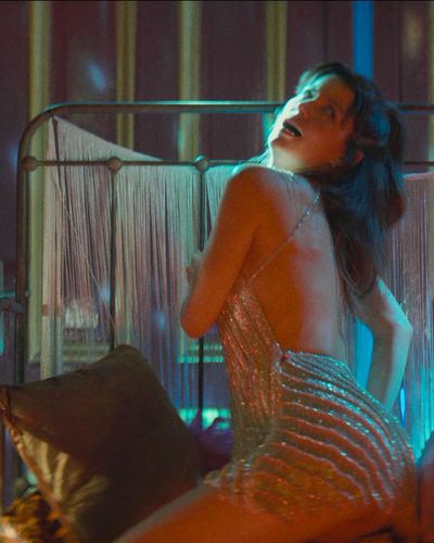 Beren Saat seksi ifşa fotoğrafı 14 — Last Call For Istanbul (2023)