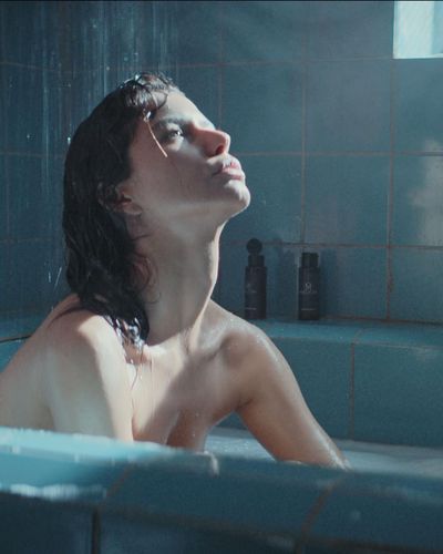 Beren Saat seksi ifşa fotoğrafı 15 — Last Call For Istanbul (2023)