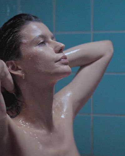 Beren Saat seksi ifşa fotoğrafı 18 — Last Call For Istanbul (2023)