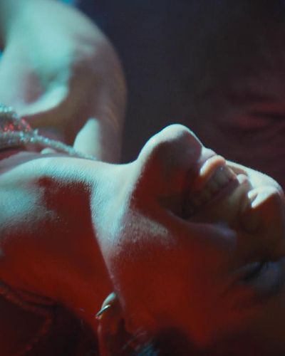 Beren Saat seksi ifşa fotoğrafı 19 — Last Call For Istanbul (2023)
