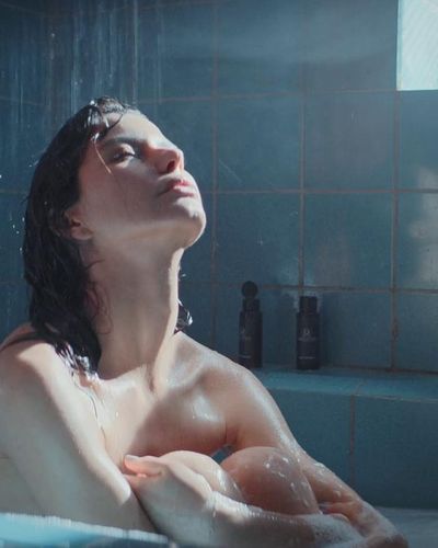Beren Saat seksi ifşa fotoğrafı 24 — Last Call For Istanbul (2023)