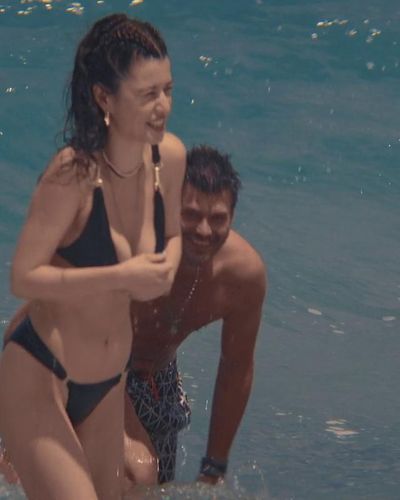 Beren Saat seksi ifşa fotoğrafı 25 — Last Call For Istanbul (2023)