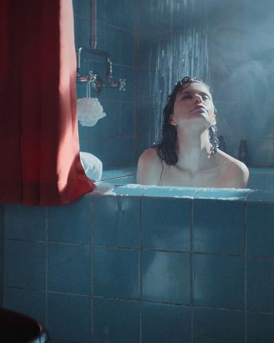 Beren Saat seksi ifşa fotoğrafı 28 — Last Call For Istanbul (2023)