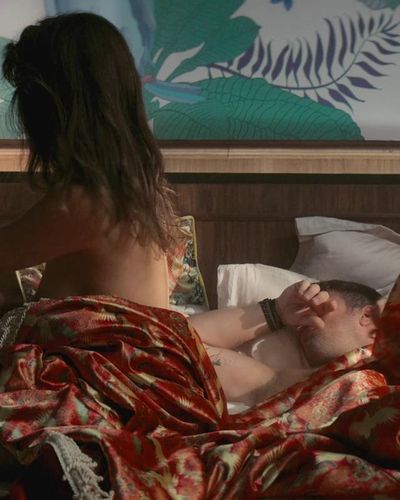 Beren Saat seksi ifşa fotoğrafı 29 — Last Call For Istanbul (2023)