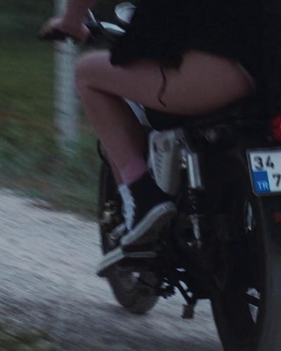 Beren Saat seksi ifşa fotoğrafı 31 — Last Call For Istanbul (2023)