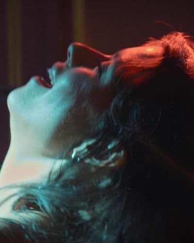 Beren Saat seksi ifşa fotoğrafı 32 — Last Call For Istanbul (2023)