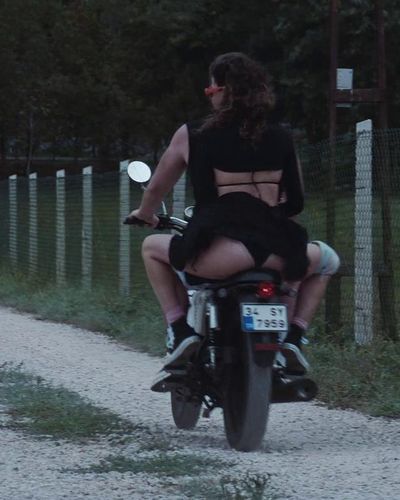 Beren Saat seksi ifşa fotoğrafı 33 — Last Call For Istanbul (2023)