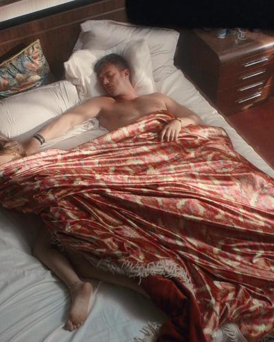Beren Saat seksi ifşa fotoğrafı 34 — Last Call For Istanbul (2023)