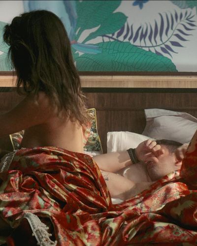 Beren Saat seksi ifşa fotoğrafı 8 — Last Call For Istanbul (2023)