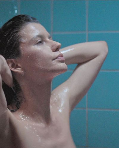 Beren Saat seksi ifşa fotoğrafı 9 — Last Call For Istanbul (2023)