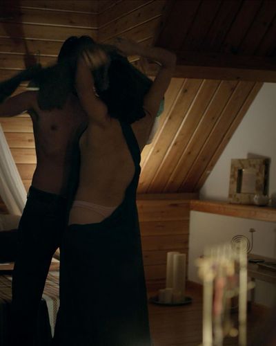 Beren Saat seksi ifşa fotoğrafı 223 — Atiye (2019)