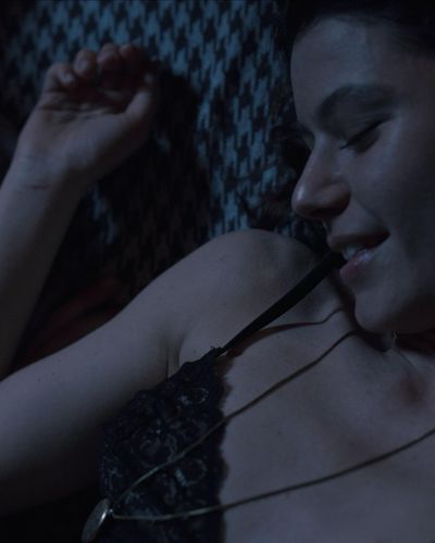 Beren Saat seksi ifşa fotoğrafı 225 — Atiye (2019)
