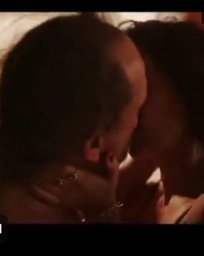Bergüzar Korel seksi ifşa fotoğrafı 12 — On Saniye (2022)