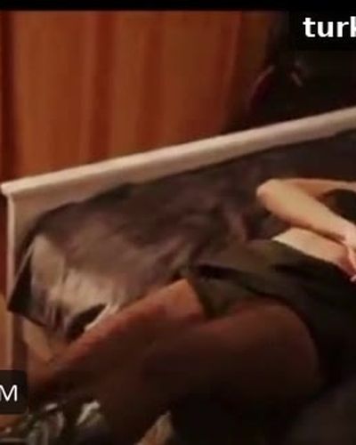 Bergüzar Korel seksi ifşa fotoğrafı 7 — On Saniye (2022)