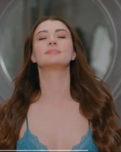 Burcu Özberk seksi ifşa fotoğrafı 1024