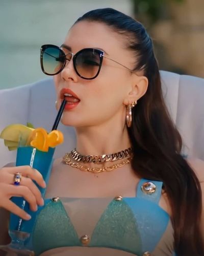 Burcu Özberk seksi ifşa fotoğrafı 1098