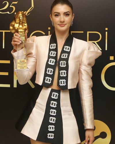 Burcu Özberk seksi ifşa fotoğrafı 1334