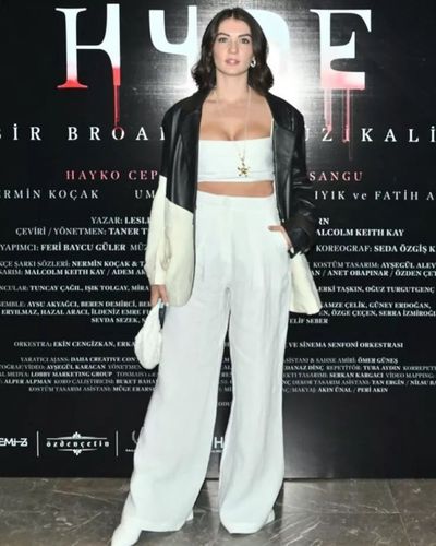 Burcu Özberk seksi ifşa fotoğrafı 401