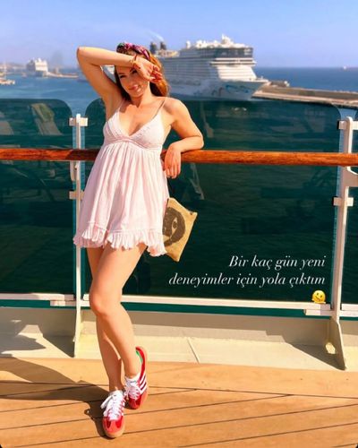 Burcu Özberk seksi ifşa fotoğrafı 613