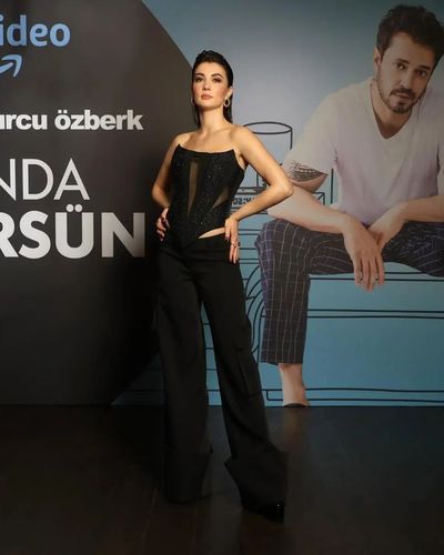 Burcu Özberk seksi ifşa fotoğrafı 713