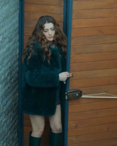 Burcu Özberk seksi ifşa fotoğrafı 720