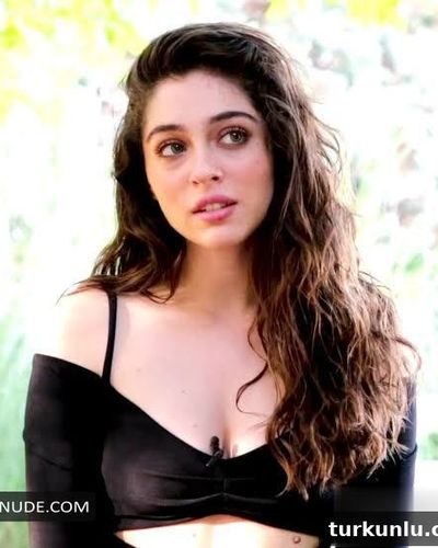 Cemre Baysel seksi ifşa fotoğrafı 6 — Leyla (2024)
