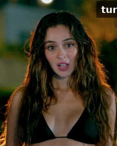 Cemre Baysel seksi ifşa fotoğrafı 7 — Leyla (2024)