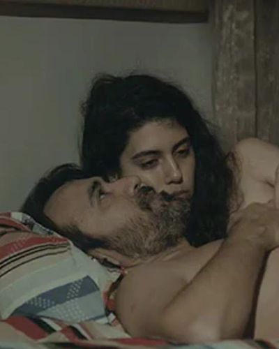Cemre Ebuzziya seksi ifşa fotoğrafı 8 — Bulantı (2015)