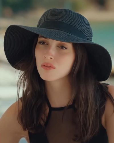 Cemre Gümeli seksi ifşa fotoğrafı 27 — Bay Yanlış (2020)