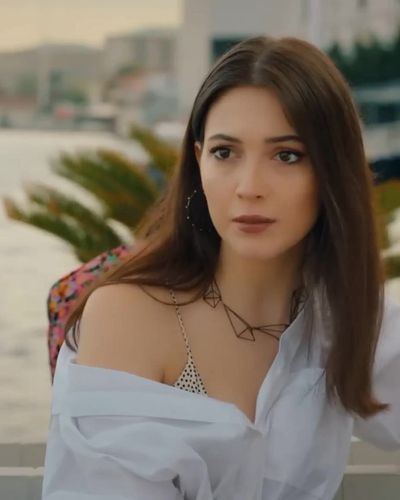 Cemre Gümeli seksi ifşa fotoğrafı 33 — Bay Yanlış (2020)
