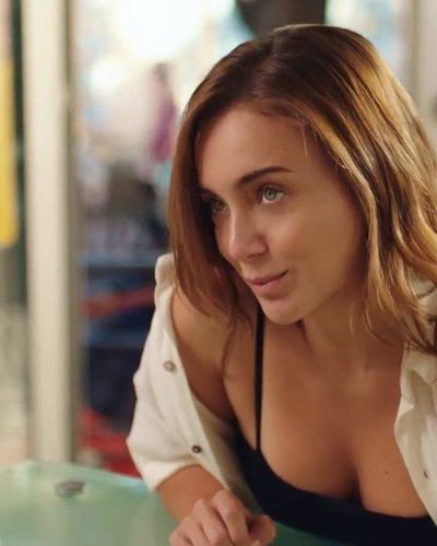 Damla Sönmez seksi ifşa fotoğrafı 12 — Maviye Sürgün (2023)