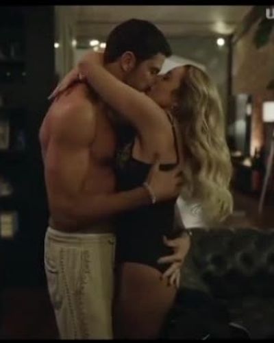 Dolunay Soysert seksi ifşa fotoğrafı 2 — Büyük Kuşatma (2024)