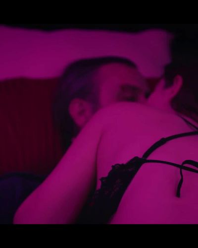 Ece Özdikici seksi ifşa fotoğrafı 1 — Meraklı Bir Adamın 10 Günü (2024)