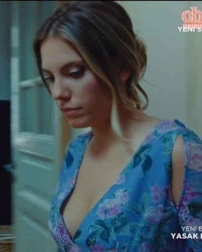 Eda Ece seksi ifşa fotoğrafı 307