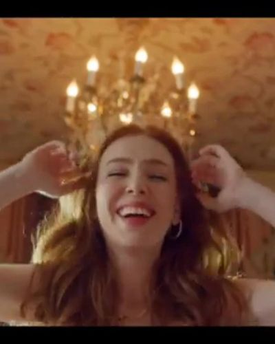 Elçin Sangu seksi ifşa fotoğrafı 16 — 9 Kere Leyla (2020)