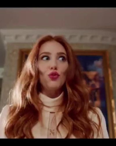Elçin Sangu seksi ifşa fotoğrafı 5 — 9 Kere Leyla (2020)