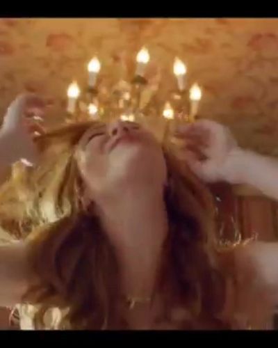 Elçin Sangu seksi ifşa fotoğrafı 9 — 9 Kere Leyla (2020)