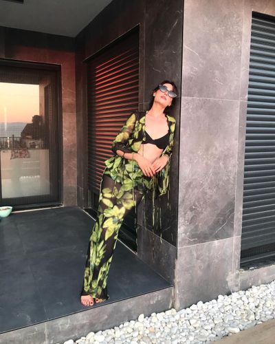 Esra Bilgiç seksi ifşa fotoğrafı 110