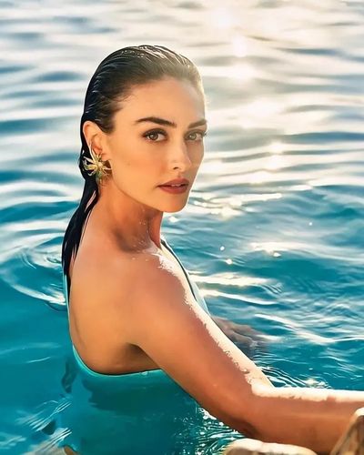 Esra Bilgiç seksi ifşa fotoğrafı 376