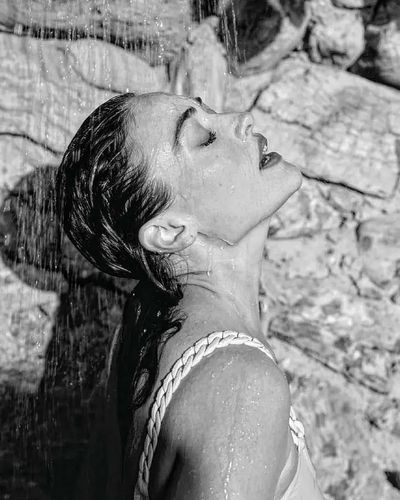 Esra Bilgiç seksi ifşa fotoğrafı 378