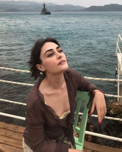 Esra Bilgiç seksi ifşa fotoğrafı 422
