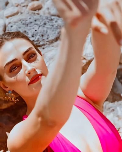 Esra Bilgiç seksi ifşa fotoğrafı 437