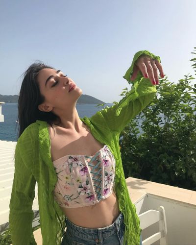 Esra Bilgiç seksi ifşa fotoğrafı 446
