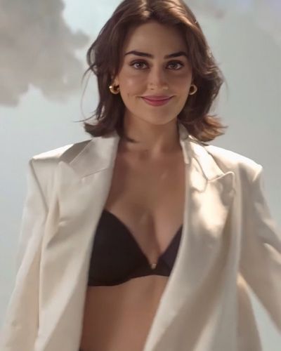 Esra Bilgiç seksi ifşa fotoğrafı 478